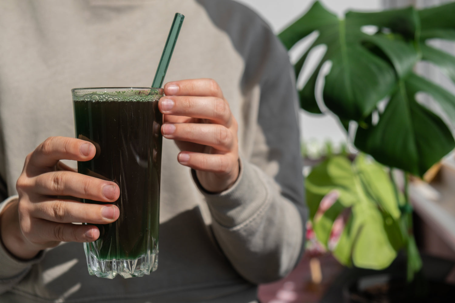 Lady holding seaweed drink for healthy aging blog